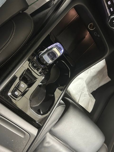 Used 2025 Volvo XC40 B5 Plus image 22