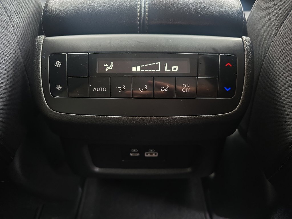 Used 2024 Nissan Pathfinder SV image 27