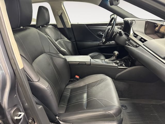 Used 2019 Lexus ES 300h w/ Accessory Package FWD image 4