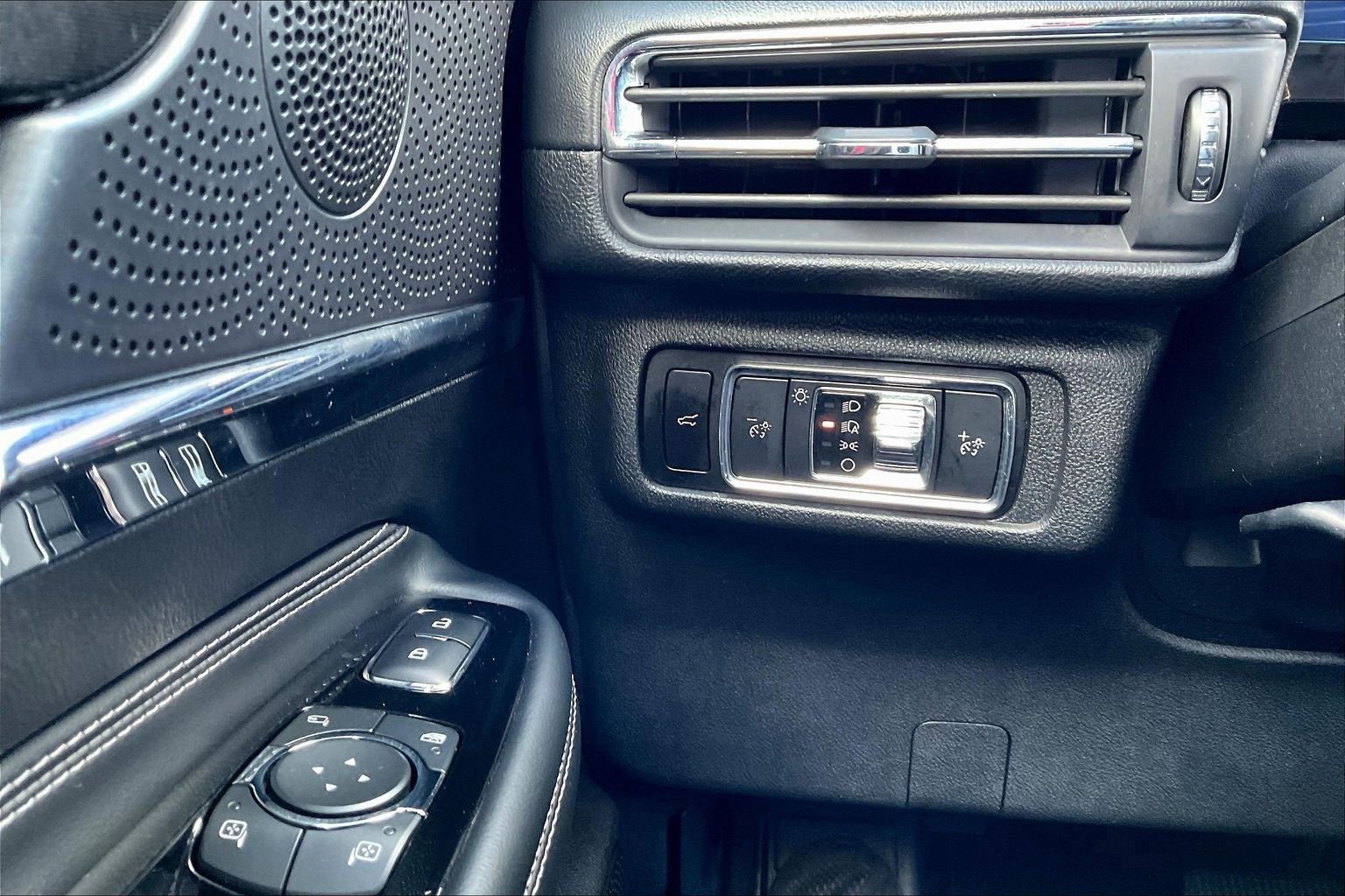 Used 2023 Lincoln Corsair AWD image 35