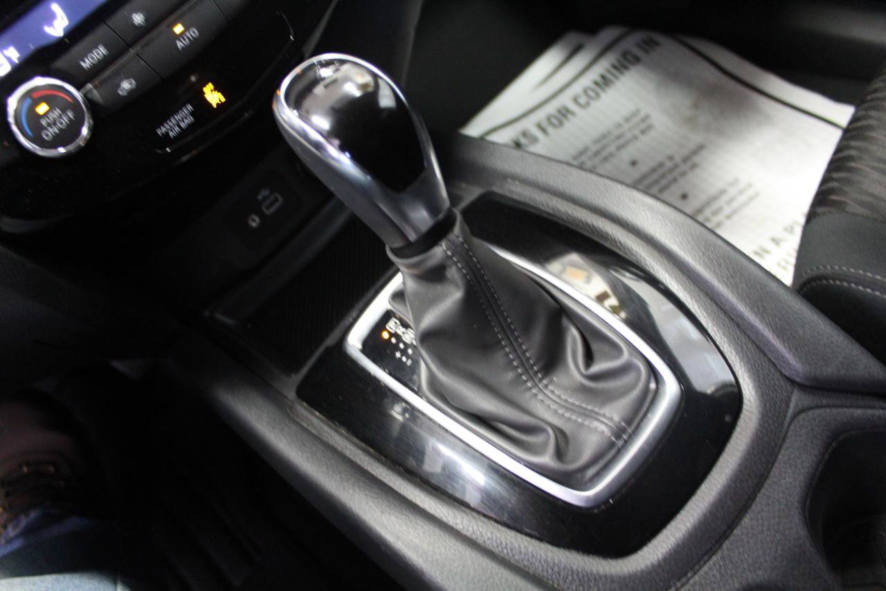 Used 2018 Nissan Rogue SV image 16