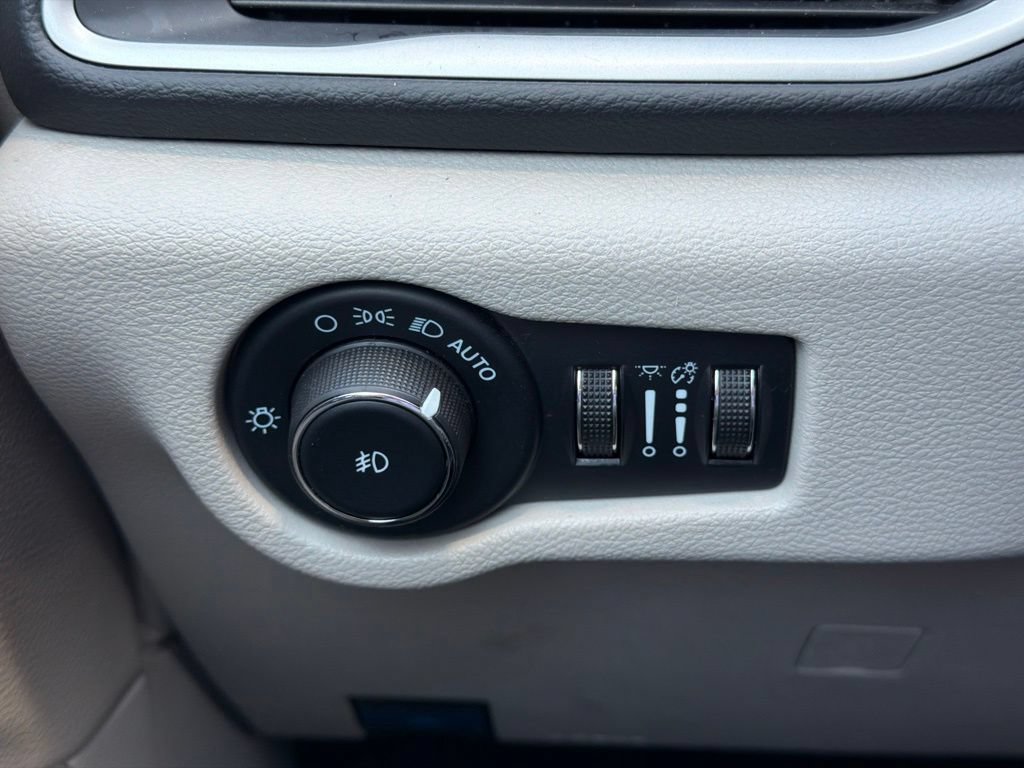 Used 2023 Chrysler Pacifica Touring-L FWD image 30