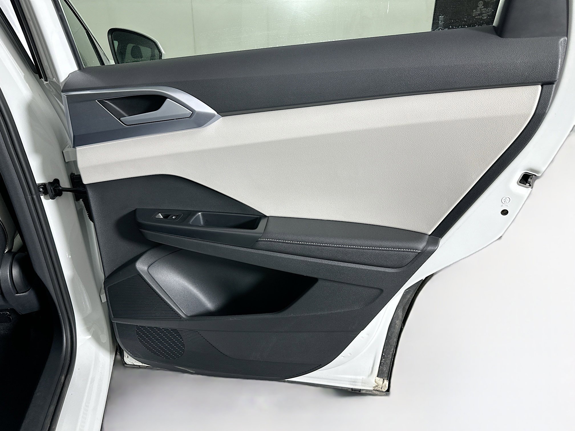 Used 2025 Volkswagen Taos SE FWD image 28