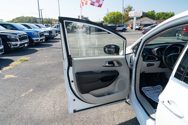 Used 2024 Chrysler Pacifica Touring-L FWD image 12