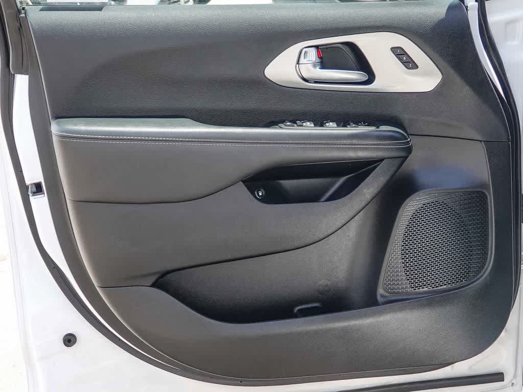 Used 2024 Chrysler Pacifica Premium FWD image 19