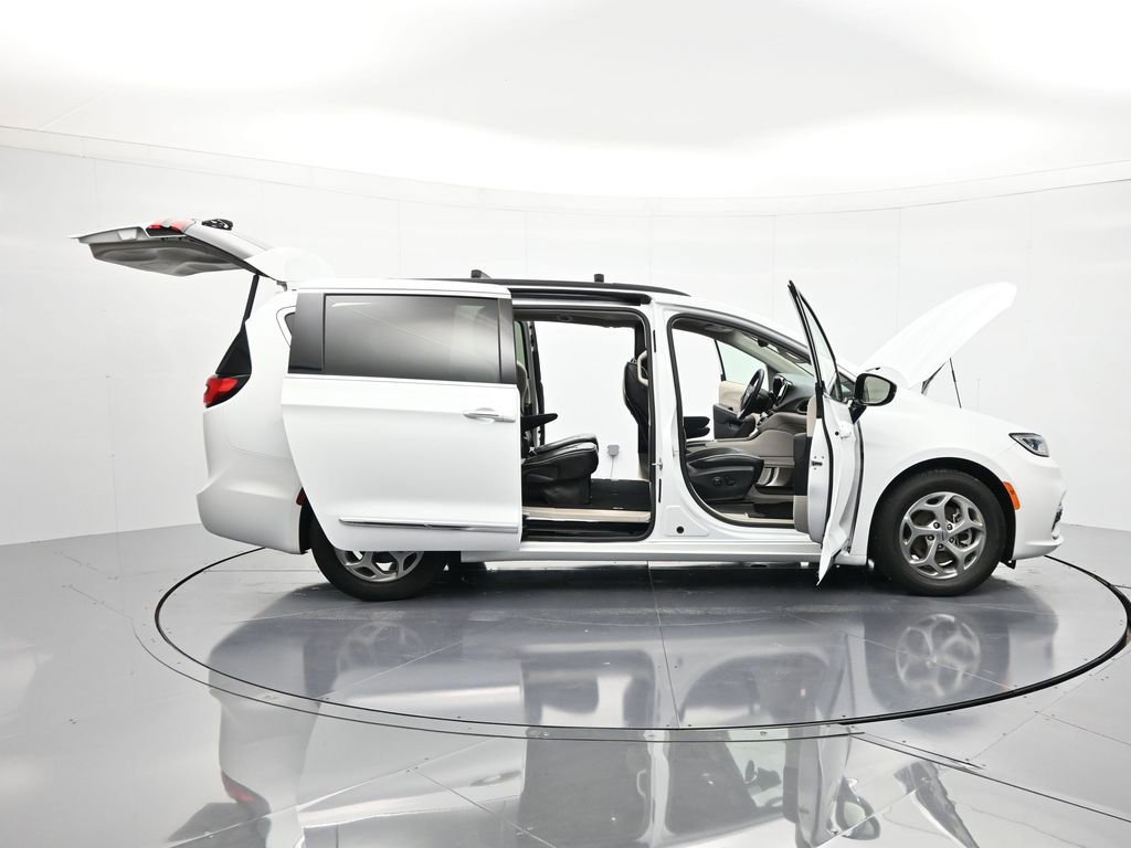 Used 2023 Chrysler Pacifica Limited image 49