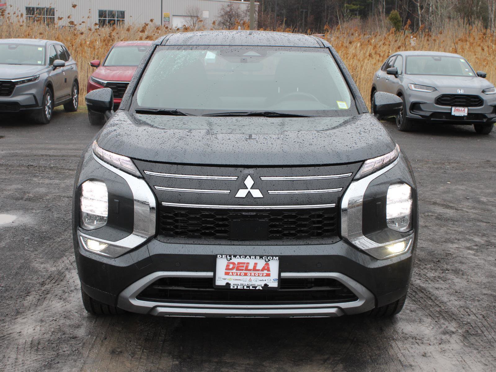 Used 2025 Mitsubishi Outlander SE image 2