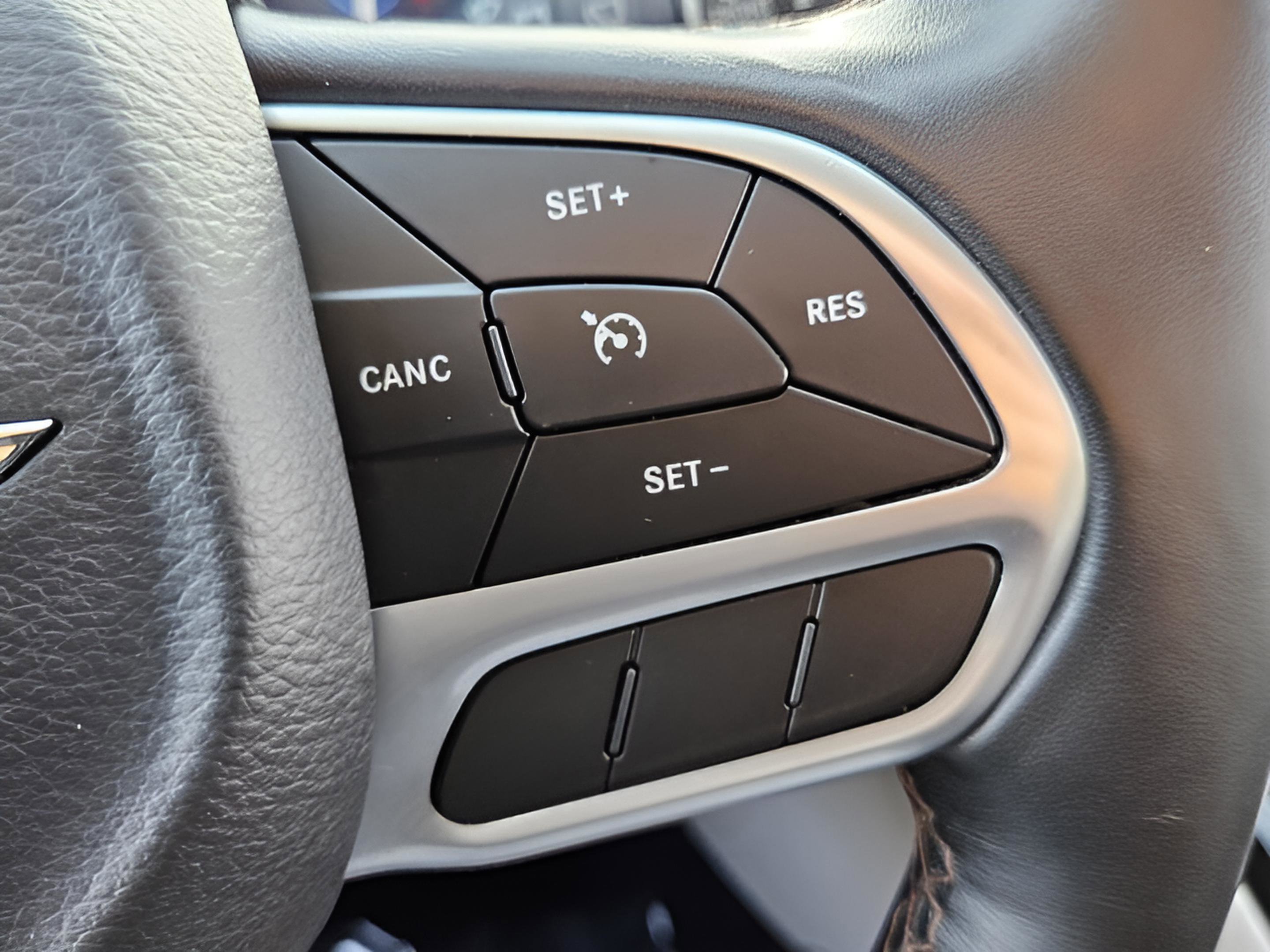 Used 2020 Chrysler Pacifica Touring-L image 18