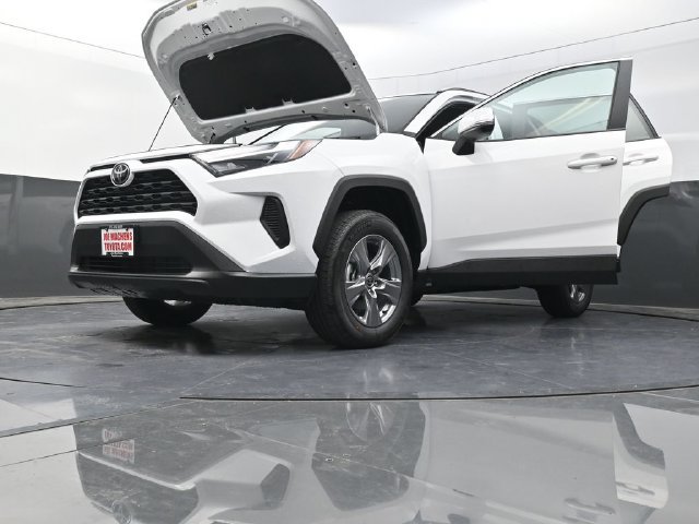Used 2025 Toyota RAV4 XLE AWD/4WD image 40