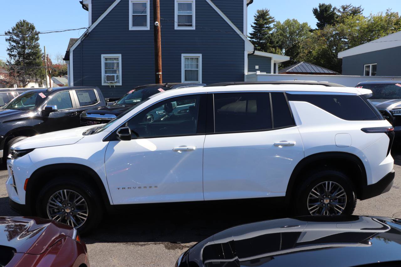 Used 2026 Chevrolet Traverse LT AWD/4WD image 2