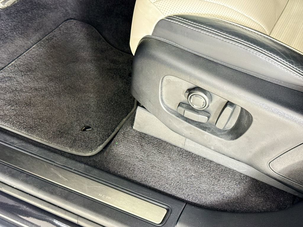 Used 2024 Land Rover Discovery Metropolitan Edition image 18