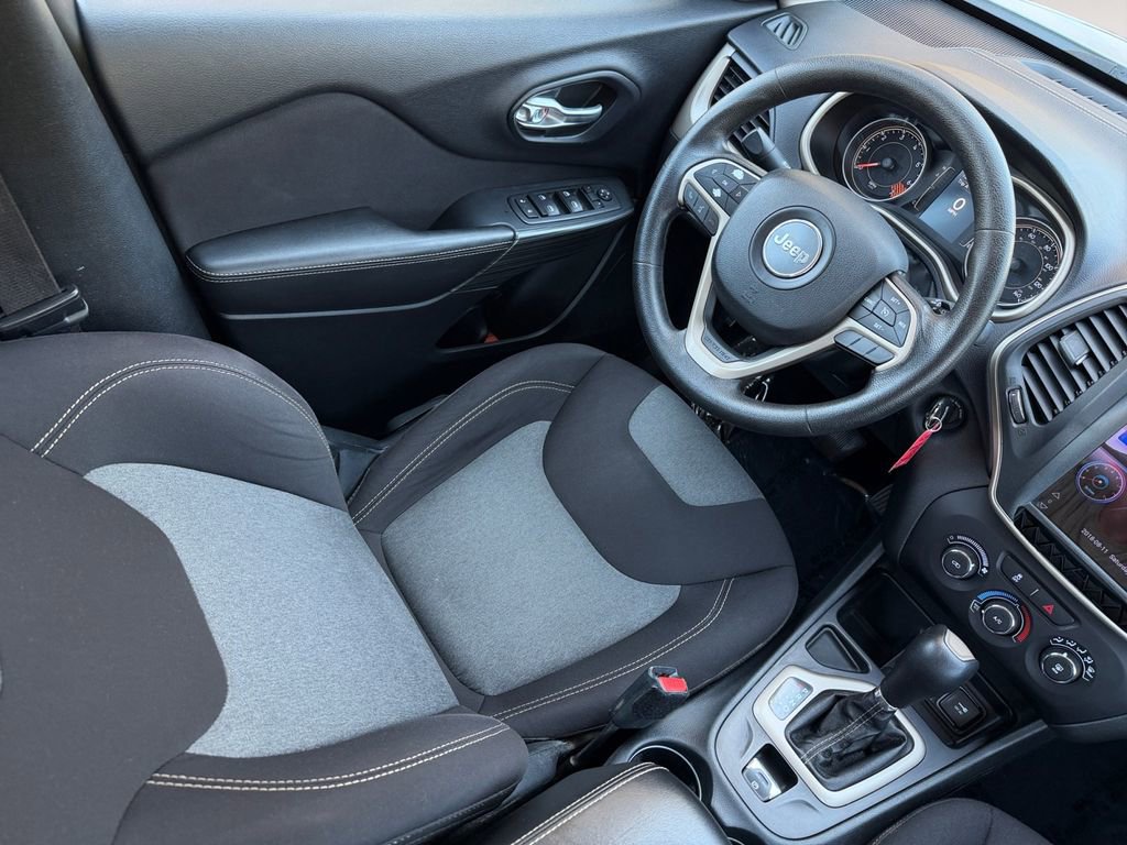 Used 2015 Jeep Cherokee Sport FWD image 14