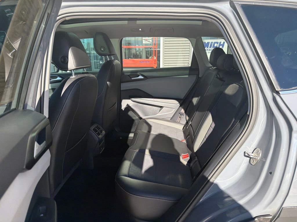 Certified 2022 Volkswagen Taos SE w/ Panoramic Sunroof Package image 14