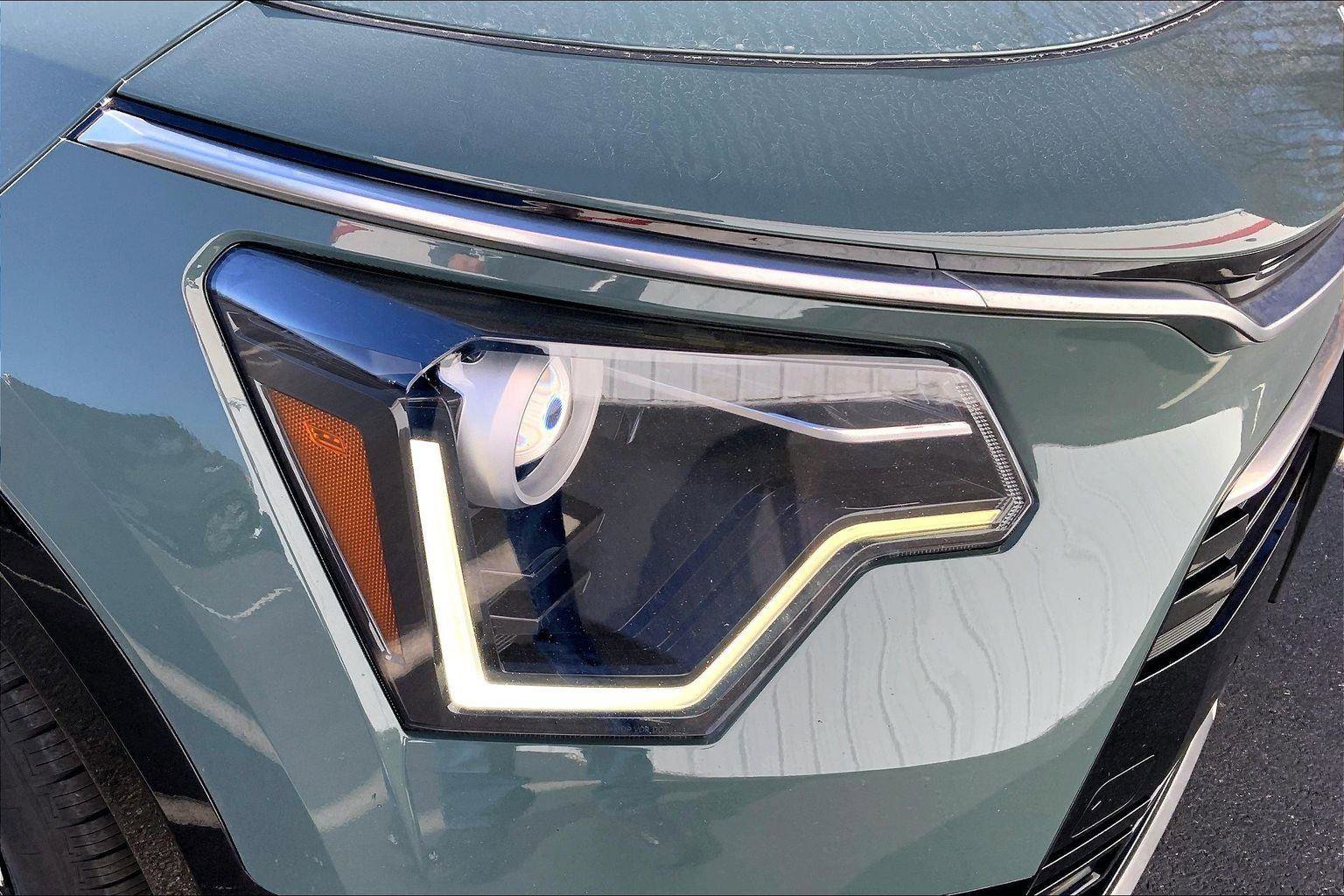 Used 2023 Kia Niro SX image 26