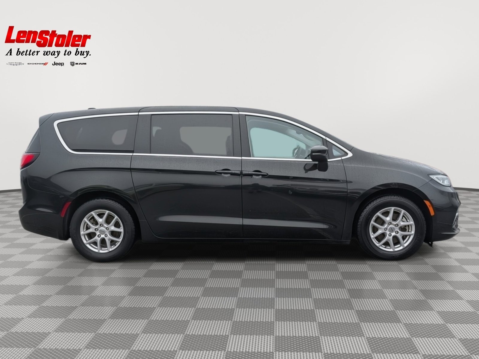 Used 2023 Chrysler Pacifica Touring-L image 6