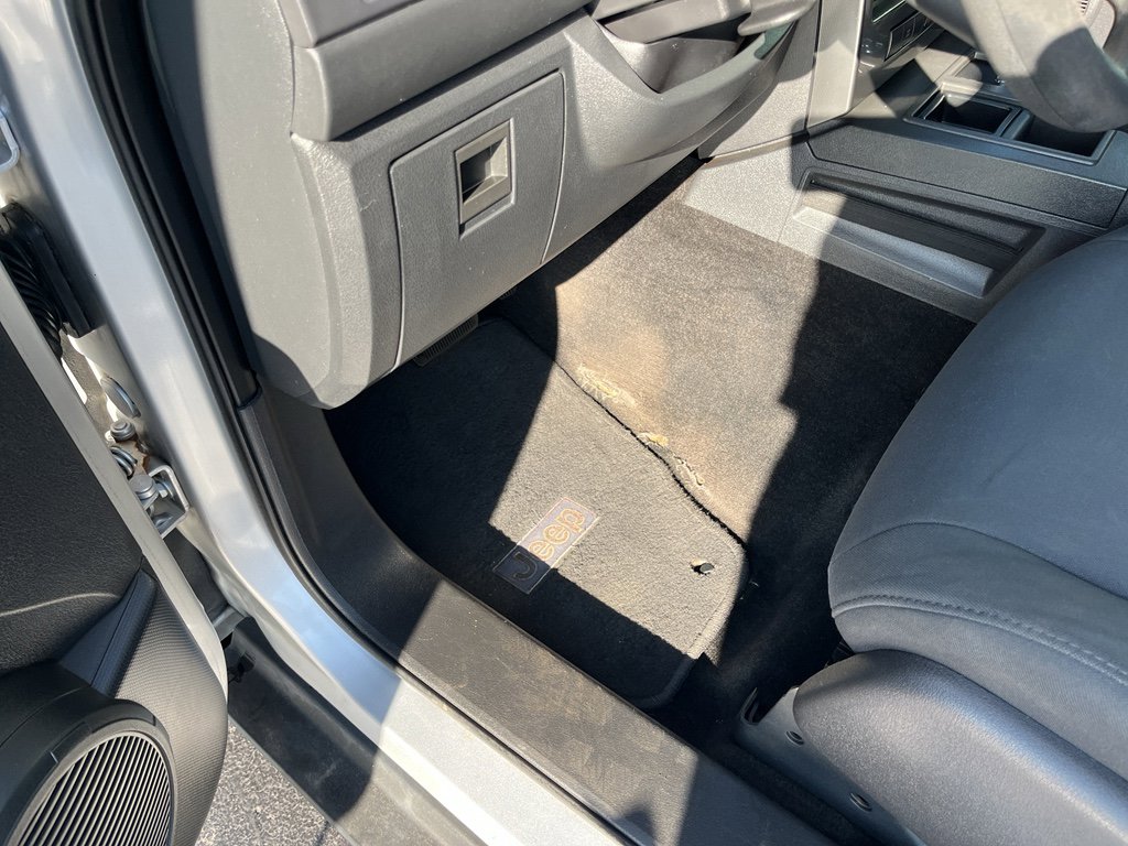 Used 2010 Jeep Liberty Sport image 27