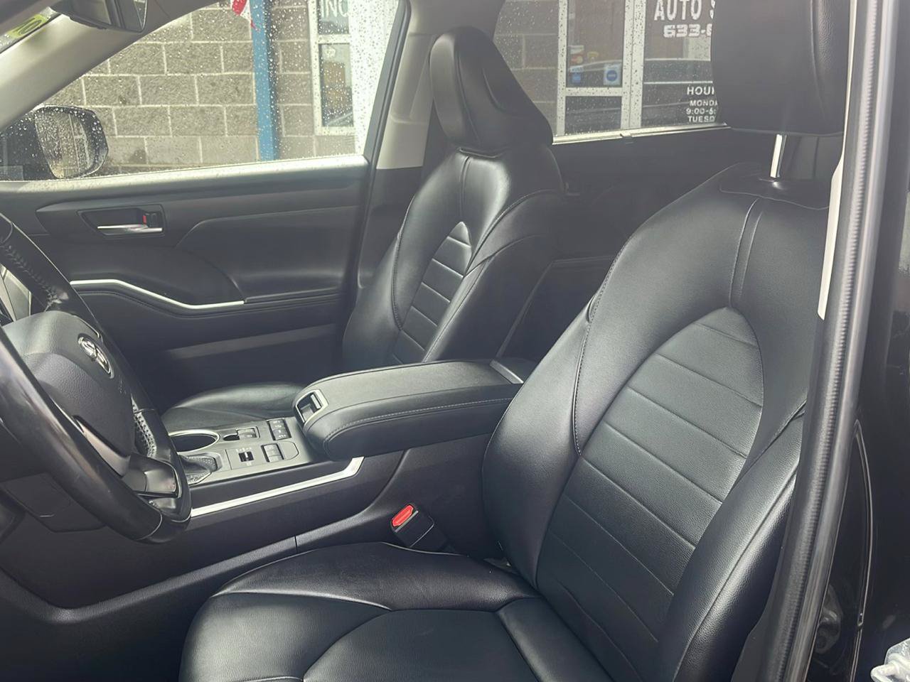 Used 2022 Toyota Highlander XLE AWD/4WD image 18