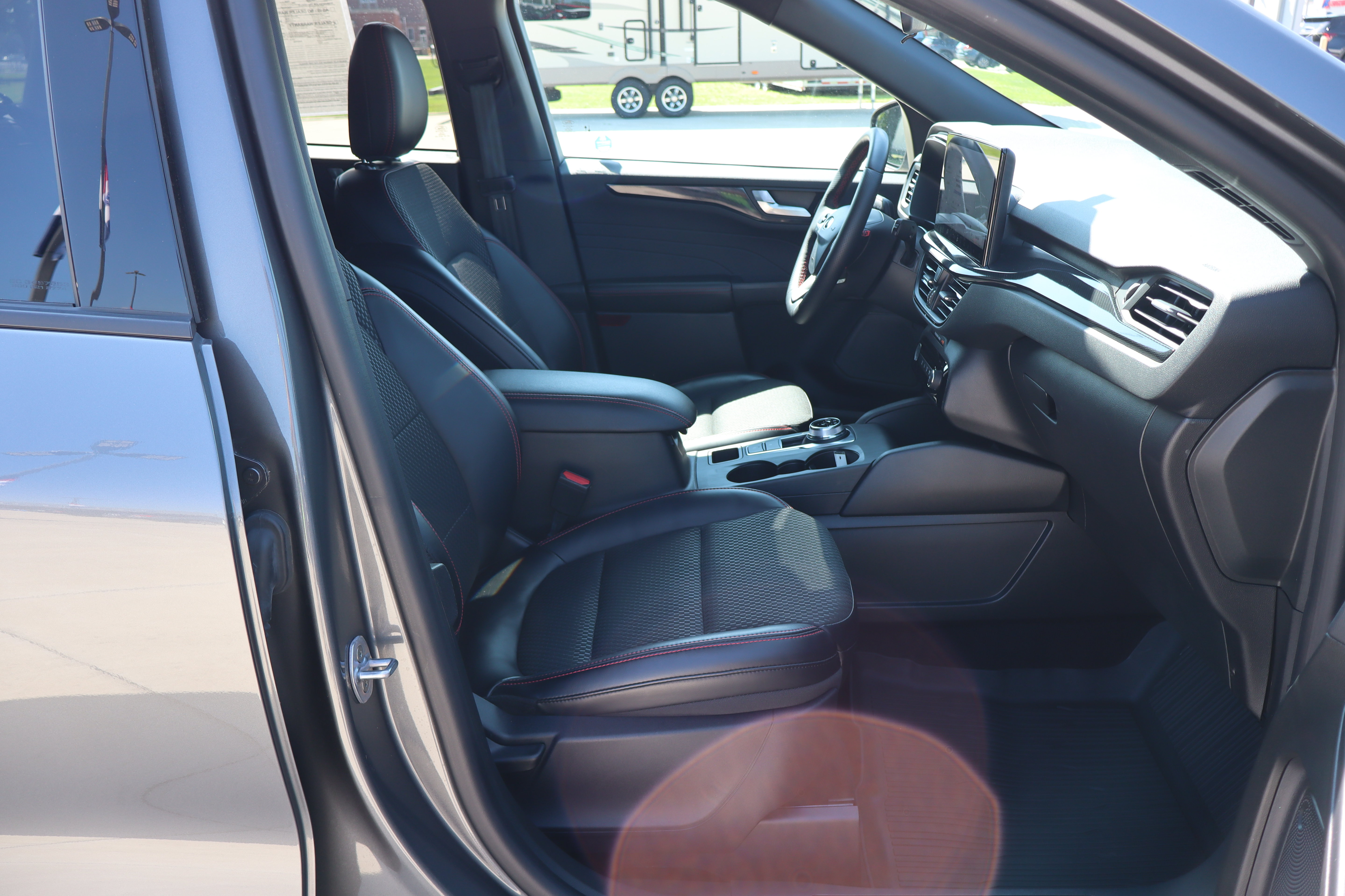 Used 2024 Ford Escape ST-Line w/ Tech Pack #1 AWD/4WD image 12