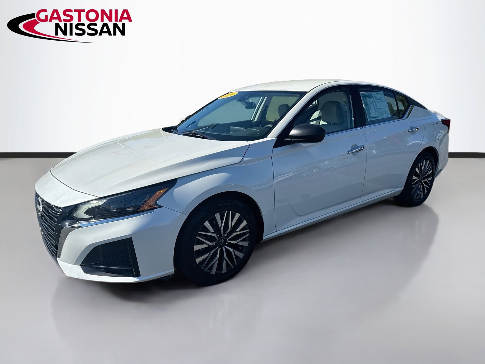 Used 2025 Nissan Altima 2.5 SV FWD image 3