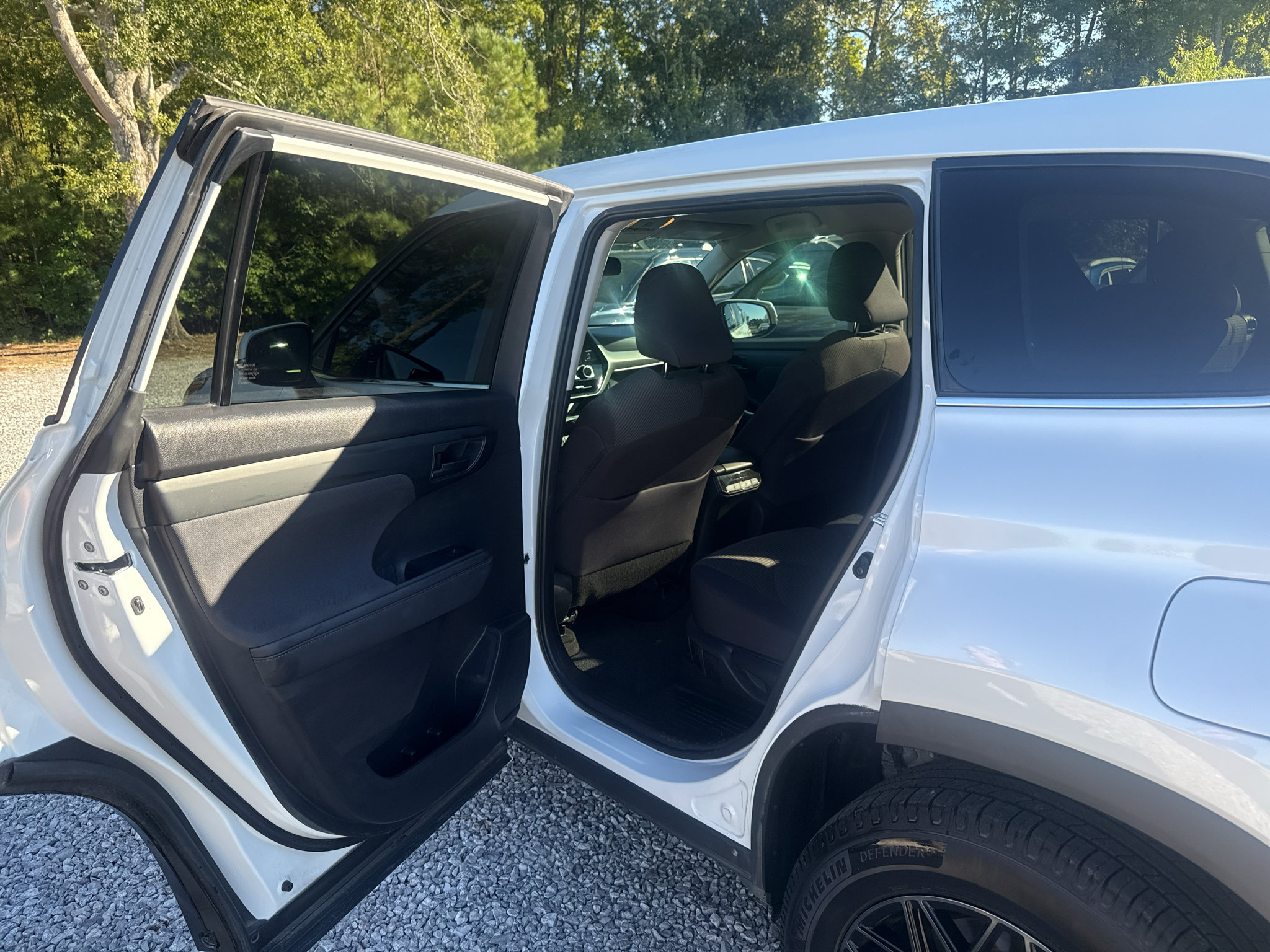 Used 2024 Toyota Highlander LE FWD image 22