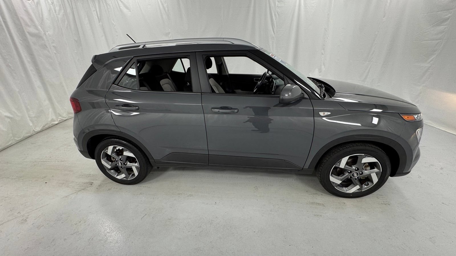 Used 2025 Hyundai Venue SEL FWD image 2