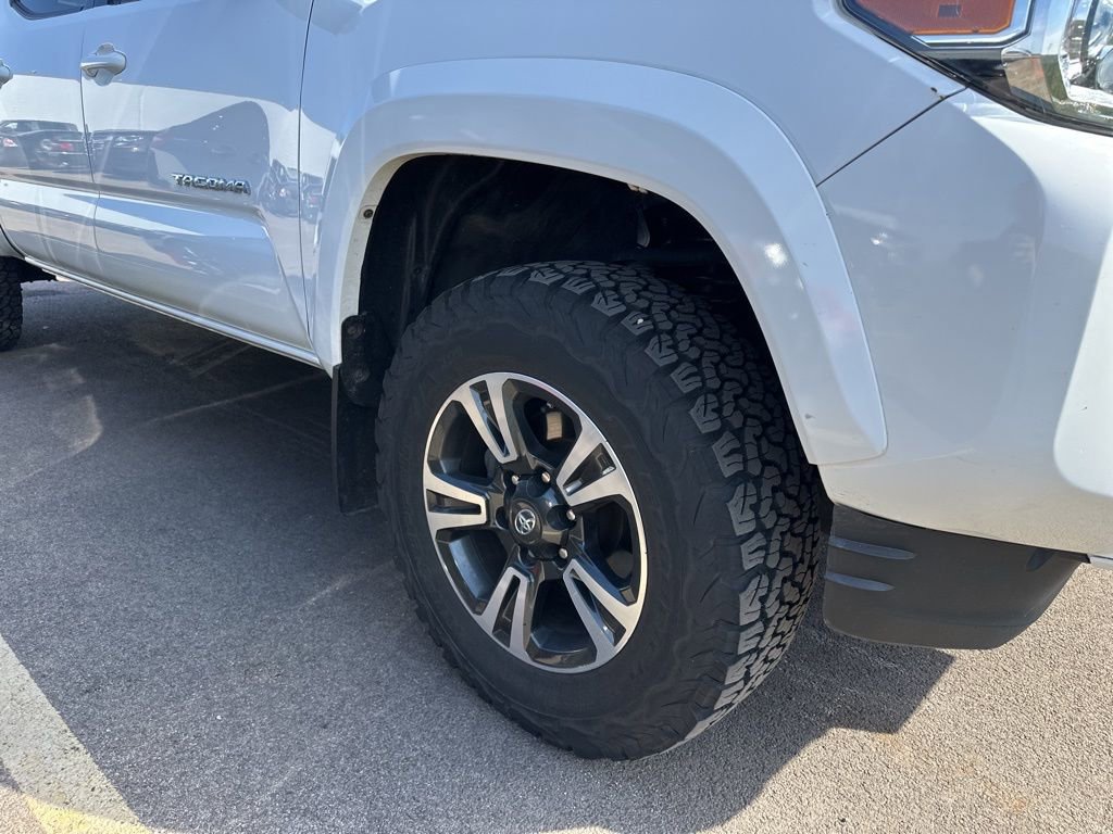 Used 2019 Toyota Tacoma TRD Sport w/ TRD Premium Sport Package image 4
