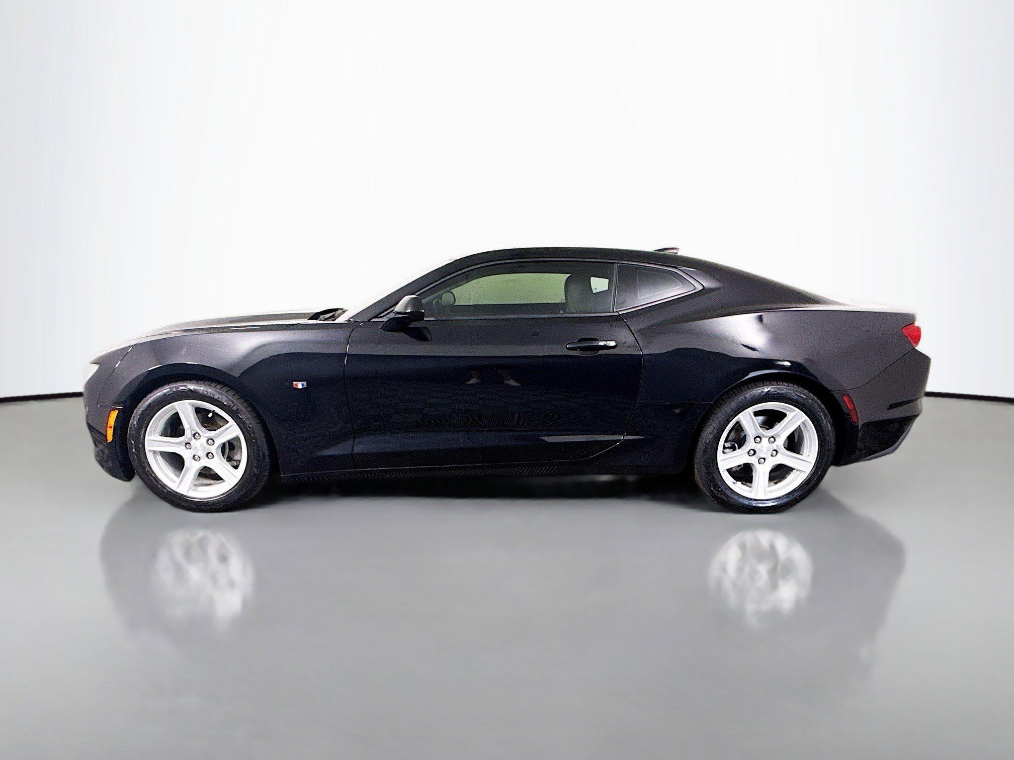 Used 2023 Chevrolet Camaro LT RWD image 6