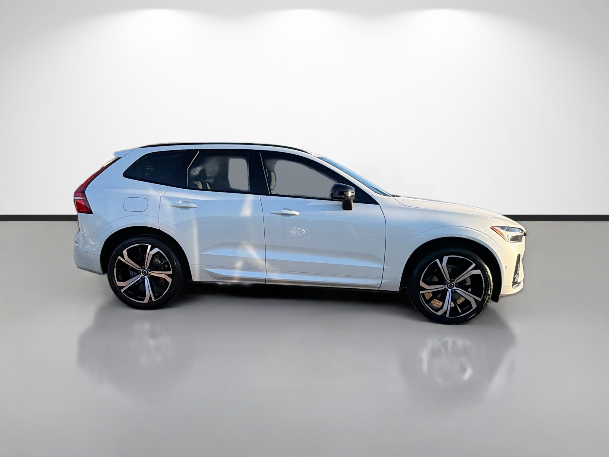 Used 2025 Volvo XC60 B5 Ultra w/ Climate Package image 6