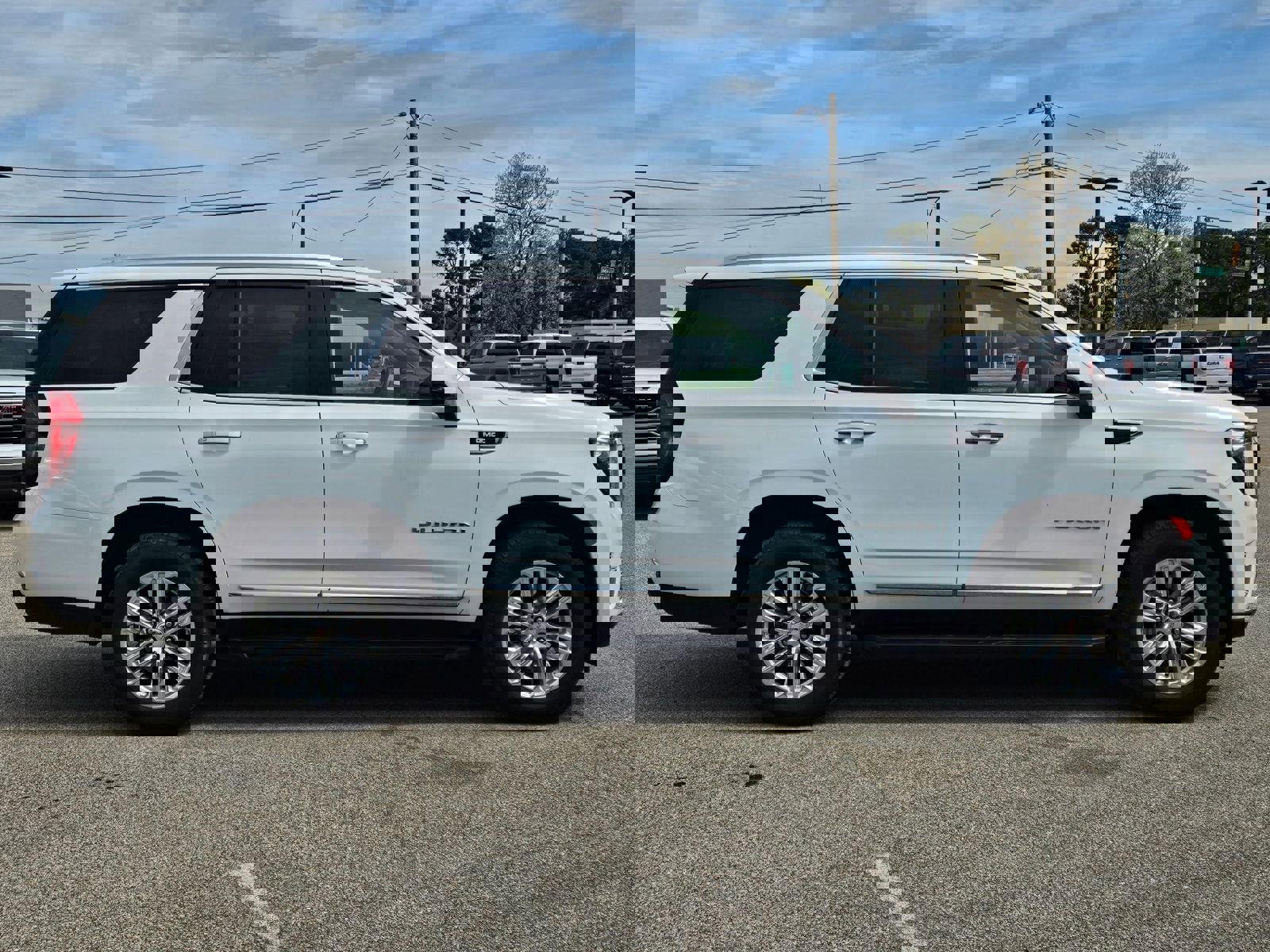 Used 2024 GMC Yukon SLT w/ SLT Luxury Package image 7