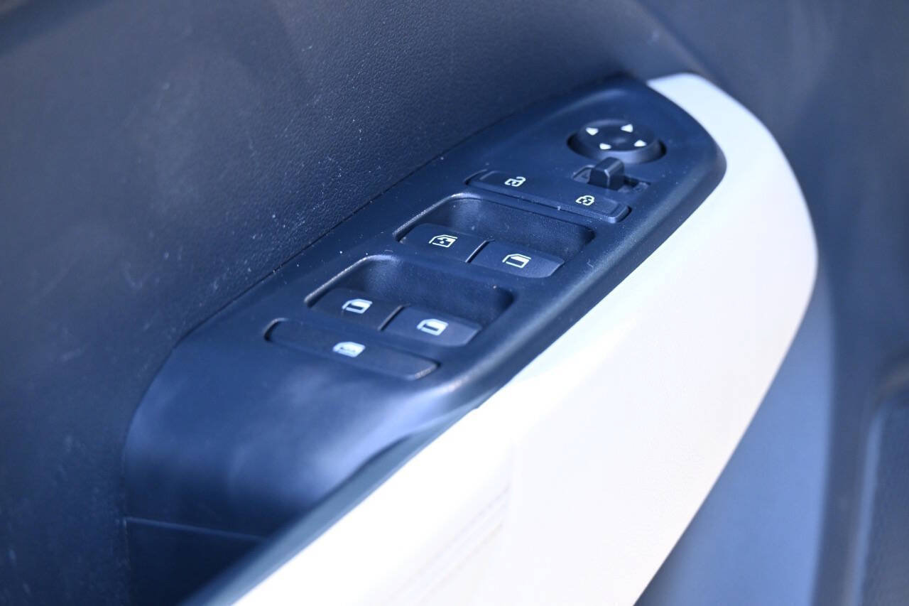 Used 2022 Hyundai Venue Limited FWD image 11