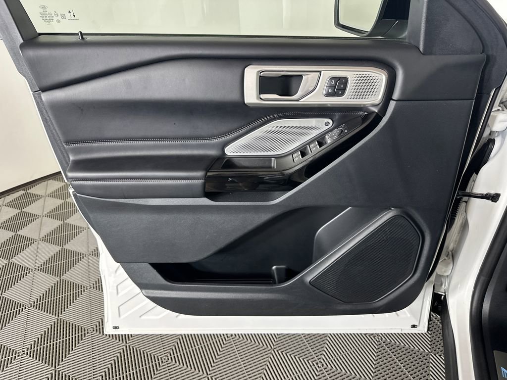 Used 2022 Ford Explorer Platinum w/ Equipment Group 601A AWD/4WD image 10