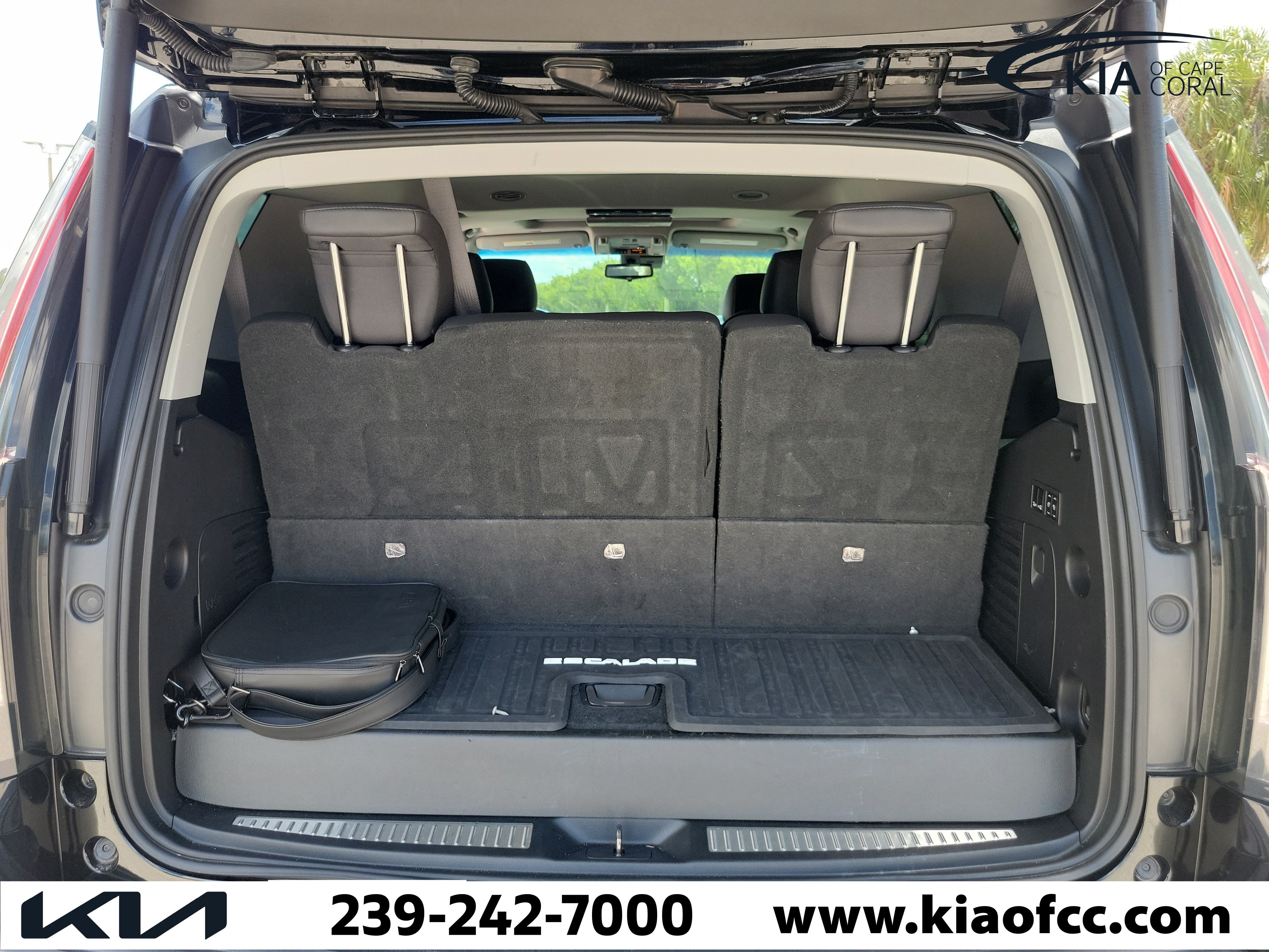 Used 2017 Cadillac Escalade Premium Luxury AWD/4WD image 10