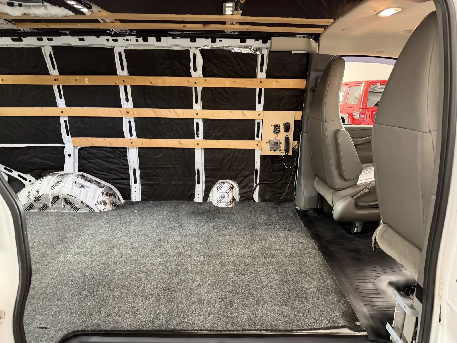 Used 2018 Chevrolet Express 2500 RWD image 25