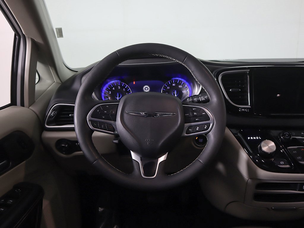 Used 2024 Chrysler Pacifica Touring-L image 39