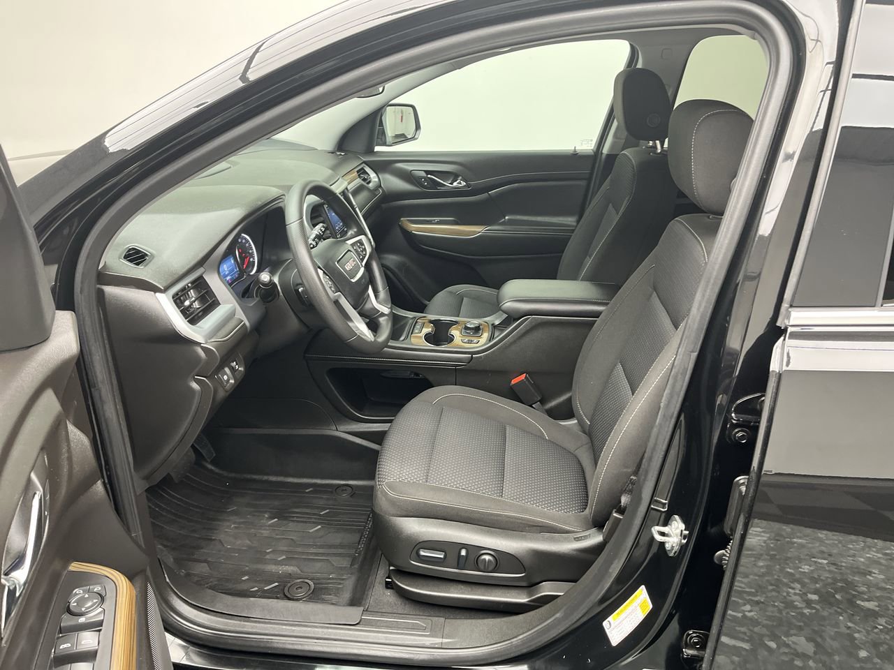 Certified 2023 GMC Acadia SLE w/ Driver Convenience Package AWD/4WD image 3
