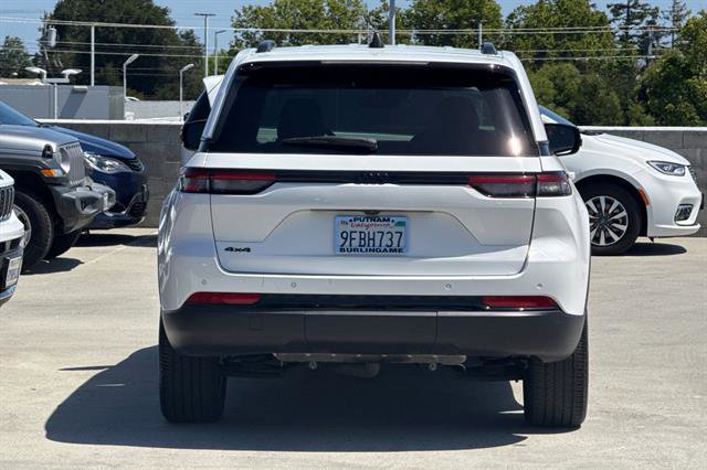 Used 2023 Jeep Grand Cherokee Altitude AWD/4WD image 4