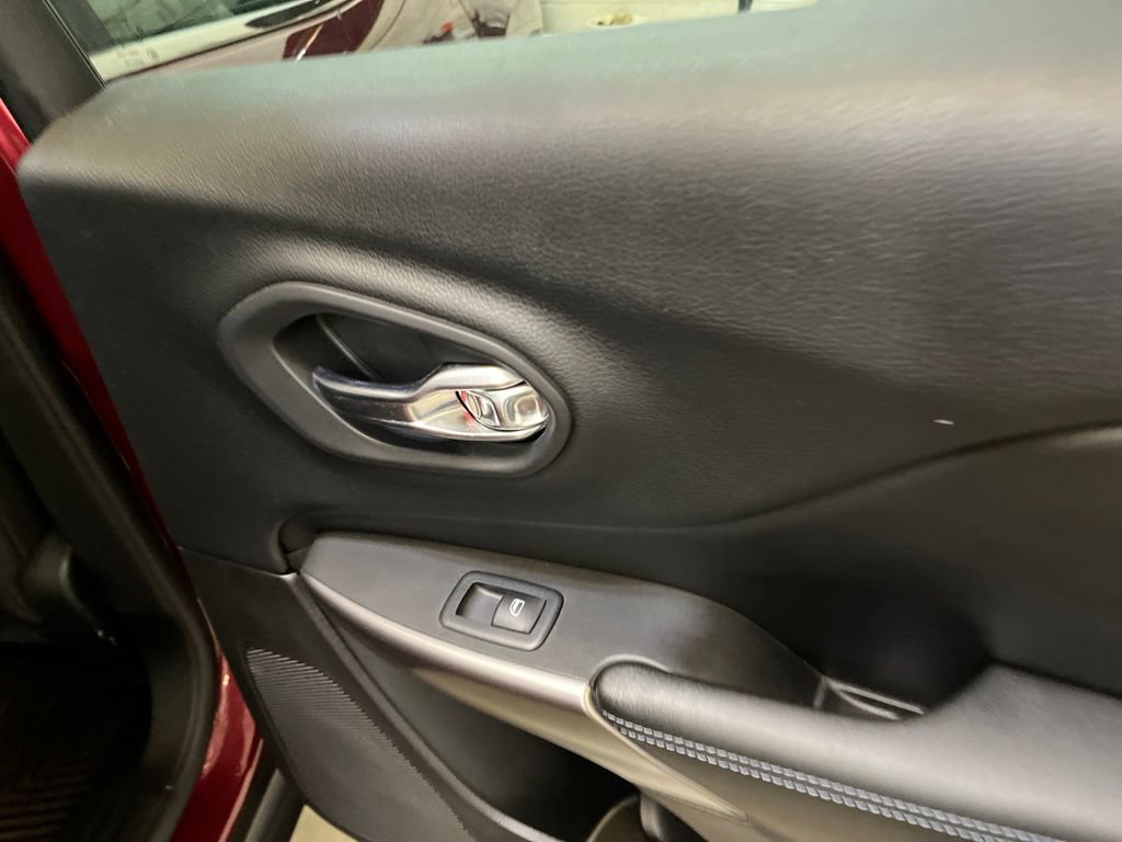 Used 2019 Jeep Cherokee Latitude w/ Popular Appearance Group FWD image 27