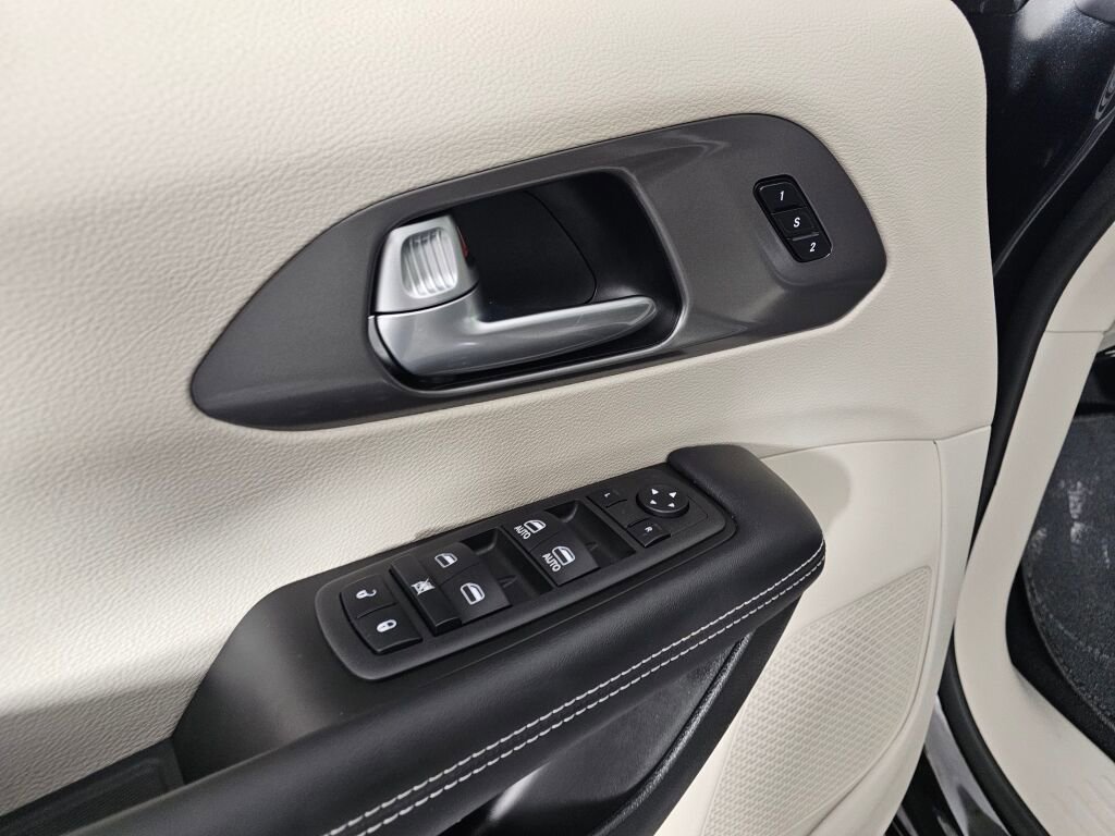 Used 2022 Chrysler Pacifica Touring-L image 19