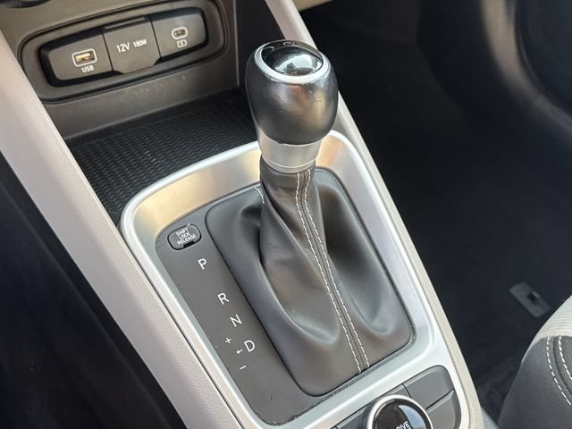 Used 2024 Hyundai Venue SEL FWD image 13