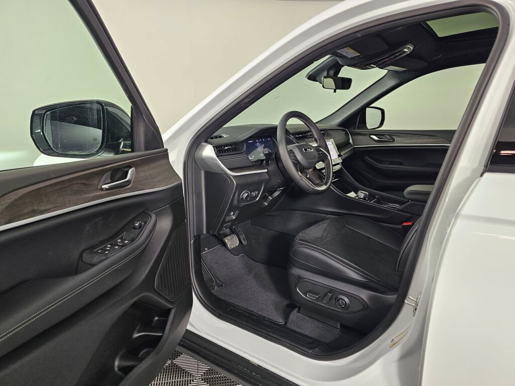 New 2026 Jeep Grand Cherokee Altitude image 19