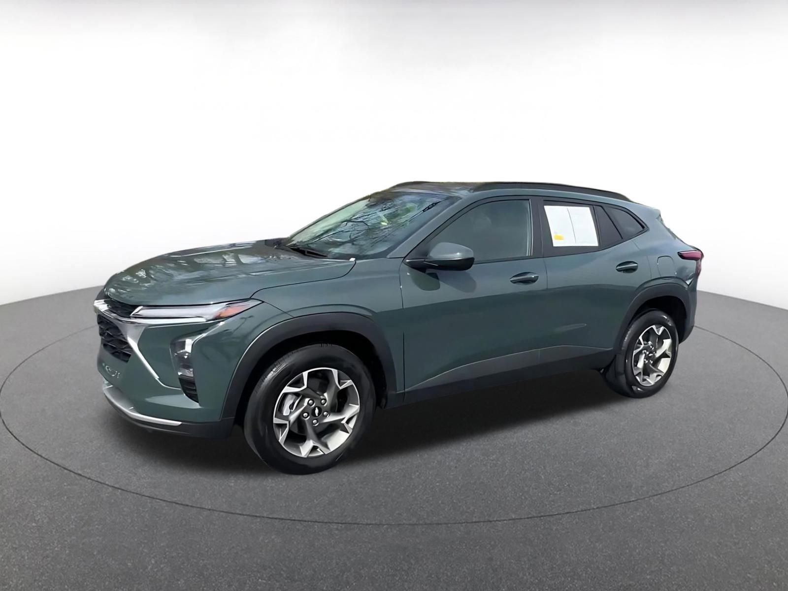 Used 2025 Chevrolet Trax LT w/ LT Convenience Package FWD image 8