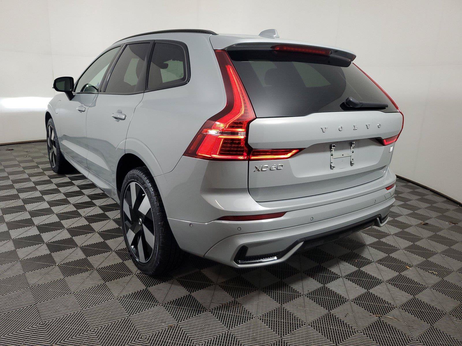 Used 2024 Volvo XC60 T8 Plus AWD/4WD image 4
