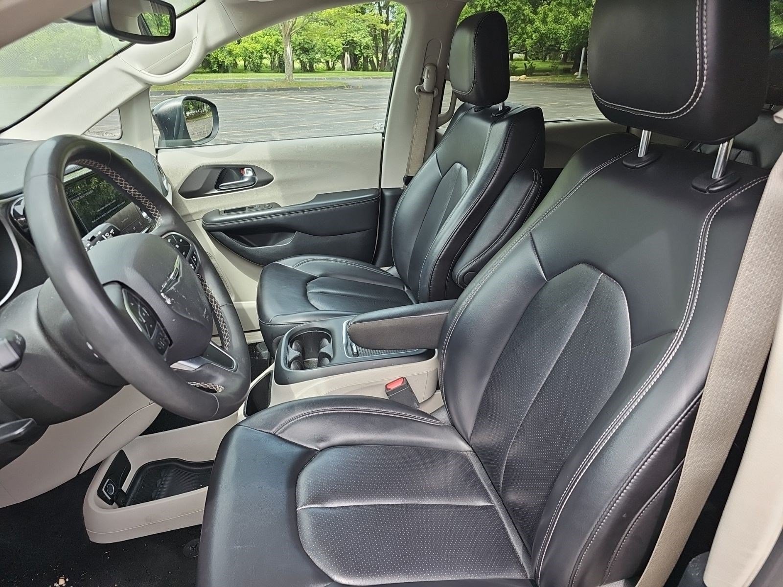 Used 2023 Chrysler Pacifica Touring-L FWD image 19
