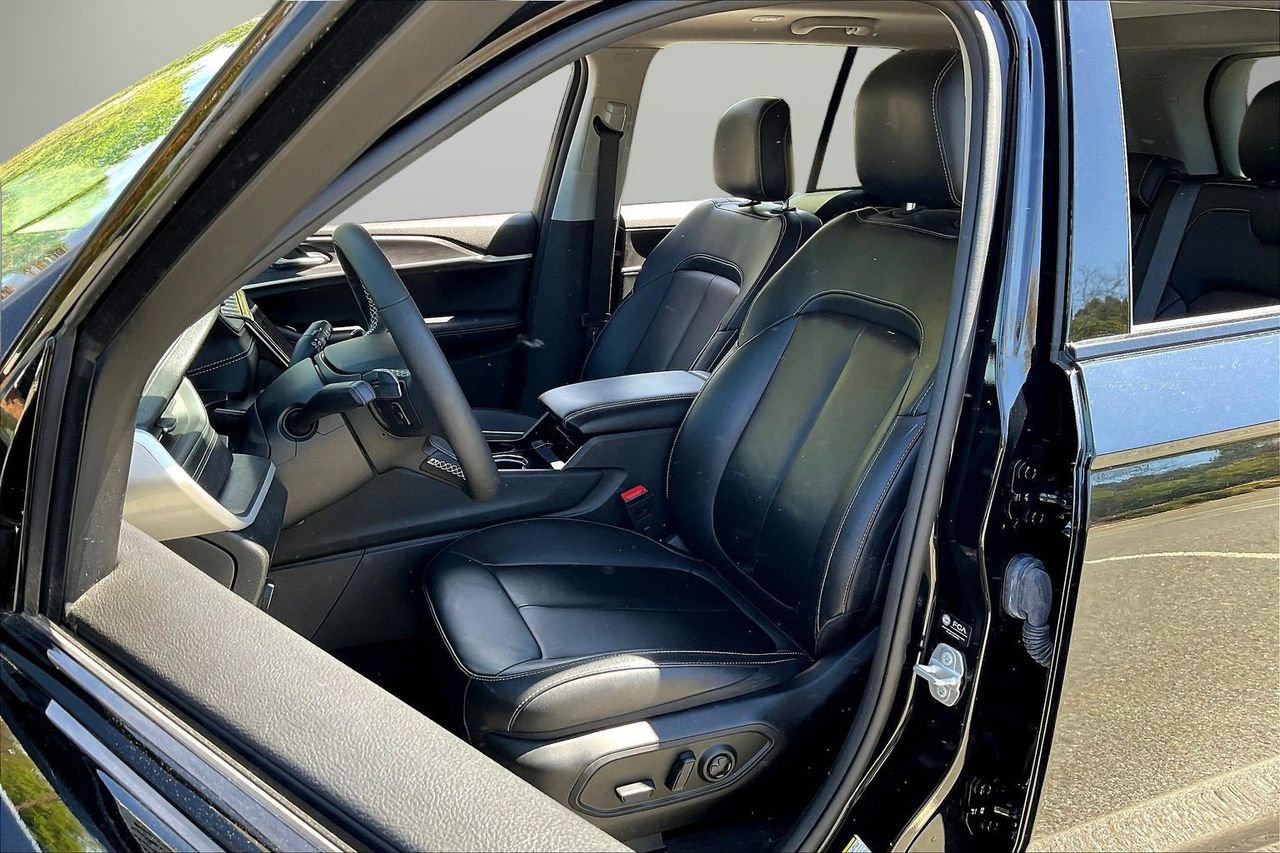 Used 2023 Jeep Grand Cherokee Limited w/ Black Appearance Package image 23