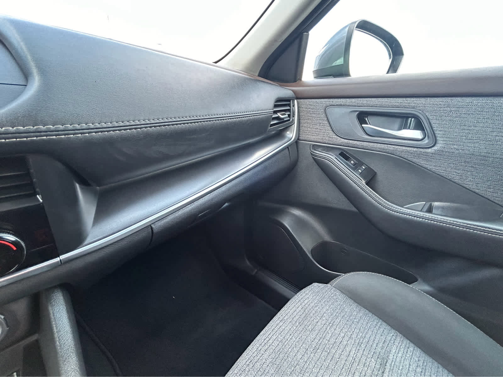 Used 2023 Nissan Rogue SV image 38