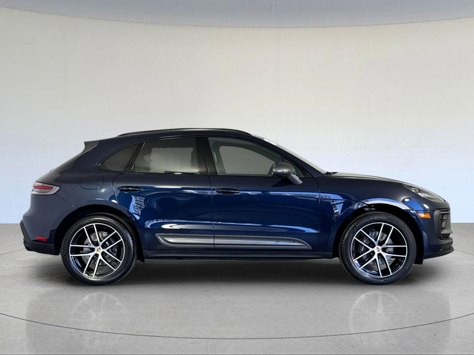 Certified 2023 Porsche Macan Turbo image 9