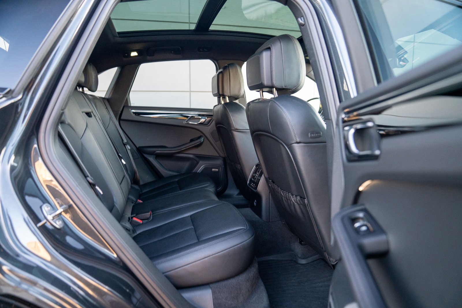 Certified 2025 Porsche Macan image 25