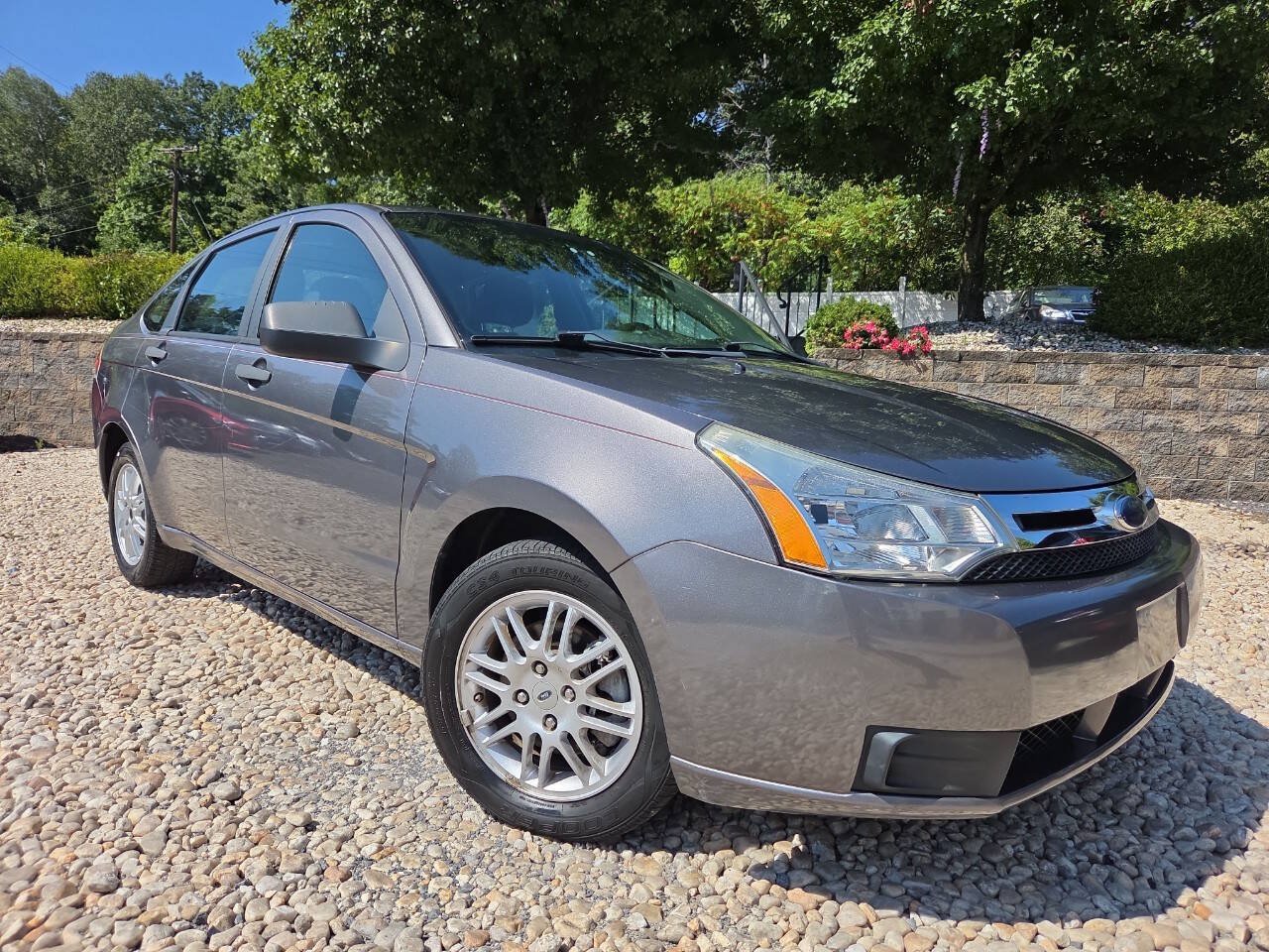 Used 2010 Ford Focus SE FWD image 1