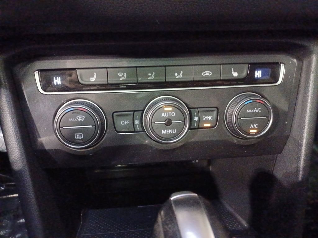 Used 2020 Volkswagen Tiguan SE w/ Panoramic Sunroof Package AWD/4WD image 17