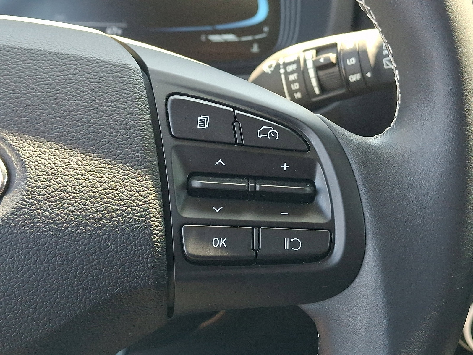 Certified 2023 Hyundai Venue Limited w/ Cargo Package FWD image 21